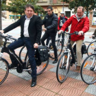 El alcalde de Ponferrada, Samuel Folgueral, junto a varios concejales del equipo de gobierno, durante el acto de entrega de las bicicletas eléctricas para usos municipales