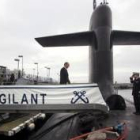 Chirac atraviesa la pasarela de acceso al submarino nuclear «Le Vigilant» en la isla de Longue