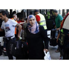 Un grupo de refugiados sirios llega ayer a Barajas procedentes de Turquía. En ese vuelo viajó el grupo que vivirá en León.