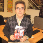 Julio Mauriz, con un ejemplar de su nueva novela.