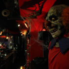 Un terrorífico payaso vigila la máquina de tabaco, mientras el busto del mítico Frankenstein reposa sobre la barra del bar y un sinfín de calaveras ennegrecen el ambiente, vigilado desde las alturas por personajes como Eduardo Manostijeras o el Drácula de