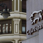 Imagen del emblemático anagrama de la Caja en una de sus céntricas oficinas en la capital leonesa. JESÚS F. SALVADORES