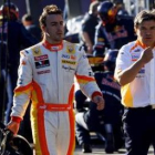 Fernando Alonso de la escudería Renault camina por el paddock durante la última sesión de entrenamie