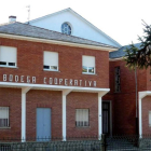Aspecto de parte de la fachada principal de la cooperativa Cepas del Bierzo, ubicada al sur de Ponferrada