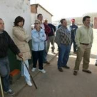 Los trabajadores de Cerámicas Arias a las puertas de la factoría en Villamartín de la Abadía, ayer