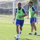 Yuri, junto a Robusté, durante un entrenamiento en el Colomán Trabado.