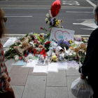 Flores y mensajes dejados en el lugar en el que fue asesinado Samuel Luiz. CABALAR