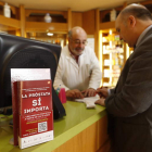 Juan José Gonzáles atiende a un usuario en su oficina de farmacia de León capital .