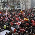 Miles de trabajadores protestaron ayer en el exterior de la sede principal de Iberia.
