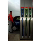 Un empleado de una gasolinera llena el depósito de un coche en León