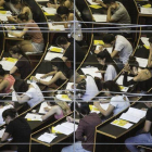 Unos estudiantes se examinan de la selectividad en el campus de Ciutadella de la Universitat Pompeu Fabra (UPF), en Barcelona.
