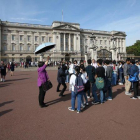 Un grupo de turistas, frente al palacio de Buckingham, el sábado 26 de agosto.