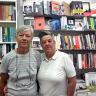 Mili Hernández (derecha) y Mar de Griñó, en la librería madrileña Berkana, pionera en la lucha por los derechos LGTB.