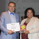 José Luis Nieto, gerente de Cecinas Nieto, recibe el premio de manos de Hilene Galán. DL