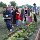 Sobre estas líneas, algunos de los productos del huerto comunitario. Abajo, distintos rincones de Los Cultivos y, a pie de página, Adriana Velandia y David Mañanes, quienes han puesto en marcha el proyecto.
