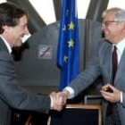 Villalba saluda a Borrell durante la reunión en Bruselas