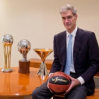 Antonio Martín posa en la sede de la ACB tras su elección /