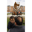 La escultura está ubicada en la plaza del carnaval.