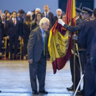 Uno de los civiles que besó la enseña. F. OTERO PERANDONES