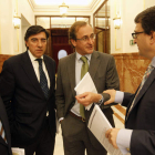 Los populares comentaban ayer en los corrillos del Congreso sus divergencias por la reforma.