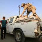 Soldados iraquís inspeccionan vehículos en el norte de Irak.