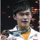 Sun Yang, con una de las medallas que consiguió en los Mundiales de Barcelona el pasado verano.