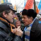 Un seguidor de Yúschenko y otro de Yanukóvich discuten en la Plaza de la Independencia de Kiev