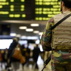 Un soldado patrulla en la Estación Central de Bruselas tras los atentados del pasado viernes.
