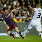 Final de la copa del Rey entre el FC Barcelona y el Real Madrid del 2011, en Valencia, con Pepe presentando los tacos de su bota al tobillo izquierdo de Messi.