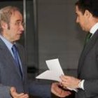 Cipriá Ciscar conversa con Eduardo Zaplana, ayer en los pasillos del Congreso