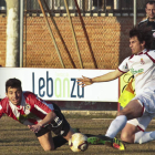 El culturalista Javi López, a la derecha, se hace con el balón ante la presencia del jugador del Aguilar Conde, en un lance del encuentro disputado en el Alberto Fernández.