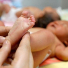 Un bebé recién nacido en un hospital chino.