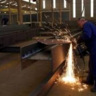 Un empleado trabaja en una nave de fábricación y montaje de acero