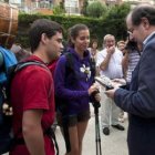 El presidente Herrera conversa con unos peregrinos a su paso por Burgos.