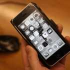 Un iPhone con la pantalla en blanco y negro