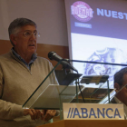 Cayetano Franco presidió la asamblea general del Ademar, que se celebró en la sede principal de Abanca en León. FERNANDO OTERO