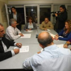 Rodríguez (segundo izda.) y De la Torre (con gafas) en una reunión reciente en Ponferrada.