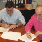 Lázaro García Bayón y Juan Carlos Cortina, durante la firma del convenio