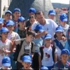 El alcalde enseña a los niños las vistas desde la terraza del Ayuntamiento