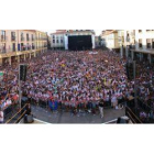 Impresionante imagen de la plaza Mayor abarrotada, durante la concentración para batir el récord