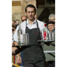 Los restaurantes y las cafeterías ya piden camareros.
