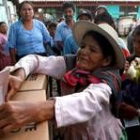 Una mujer boliviana vota en una escuela pública cerca de La Paz