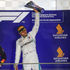 Hamilton levanta el trofeo de vencedor en un podio que completaron Verstappen y Vettel. AZUBEL