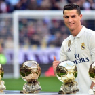 Cristiano Ronaldo posando junto a sus balones de oro.