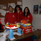 Miembros de Cruz Roja clasificando los juguetes.