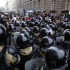 Choques entre la policía y los seguidores de Navalni ayer, en San Petersburgo. ANATOLY MALTSEV