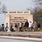 Periodistas esperan frente a la base militar asegurada de Fort Hood.