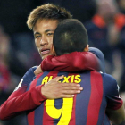 Alexis Sánchez celebra la consecución del tercer gol de su equipo con su compañero Neymar.