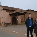 El alcalde y la vicepresidenta de la Asociación San José, Teresa García, delante de la ermita. MEDINA
