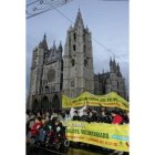 Los participantes en la Marcha del Voluntariado posan ante la Catedral